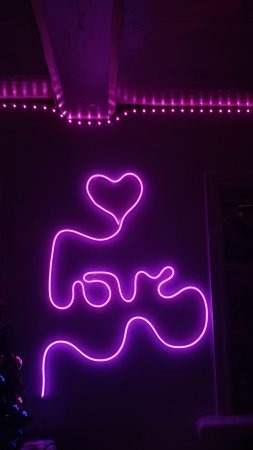 Неоновая вывеска love скачать фон 2160 x 3840