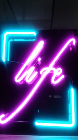 Неоновая вывеска надпись неоновый скачать фон 2160 x 3840