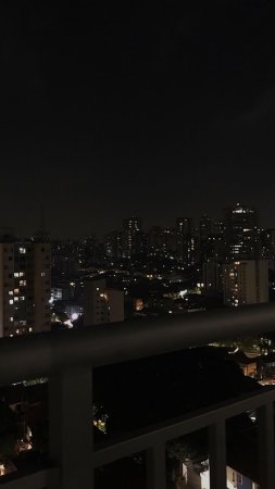 Ночной город из окна скачать фон 720 x 1280