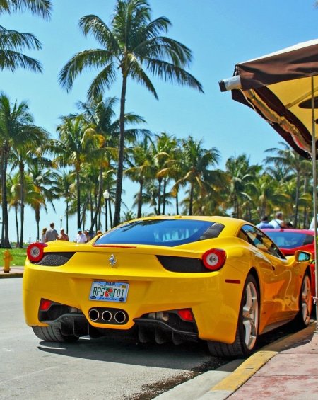 Автомобиль ferrari