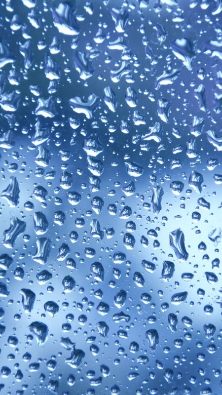 Капли воды на стекле
