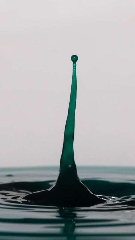 Капля падает в воду