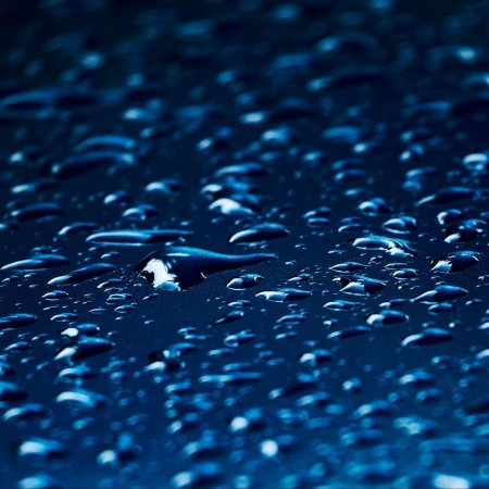 Капли воды на сером фоне