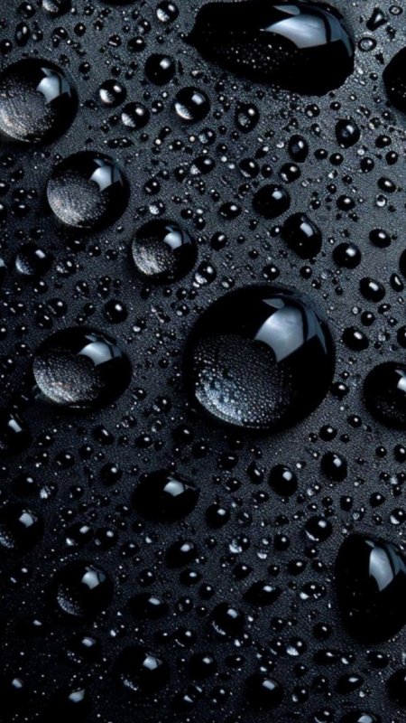 Капли воды на черном фоне