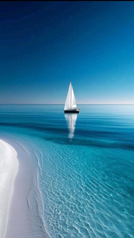 Парусник на море