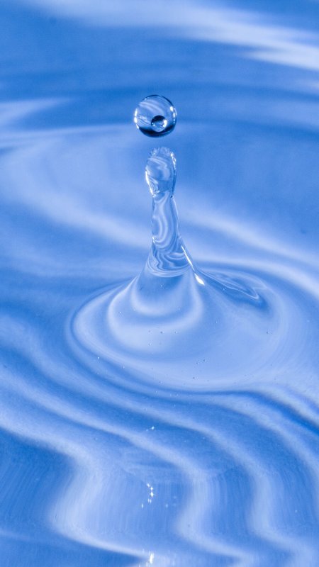 Капли воды на голубом фоне