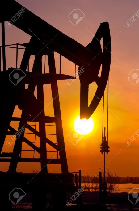 Нефтяной насос-качалка на закате