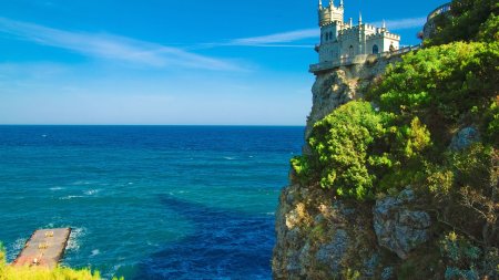 Визитная карточка Южного берега Крыма — готический замок Ласточкино гнездо скачать фон 2560 x 1440