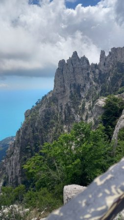 Величественная гора Ай-Петри в Крыму на фоне облачного неба скачать фон 1424 x 2532