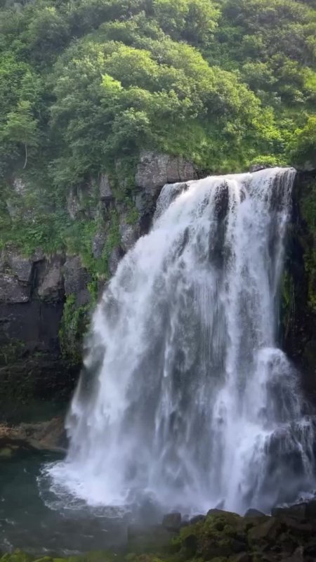 Водопад на ручье спокойный камчатка