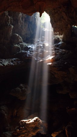 Выход из пещеры скачать фон 2160 x 3840