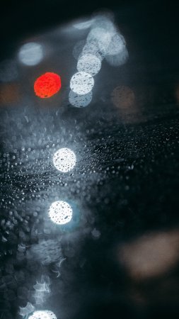 Капли на стекле