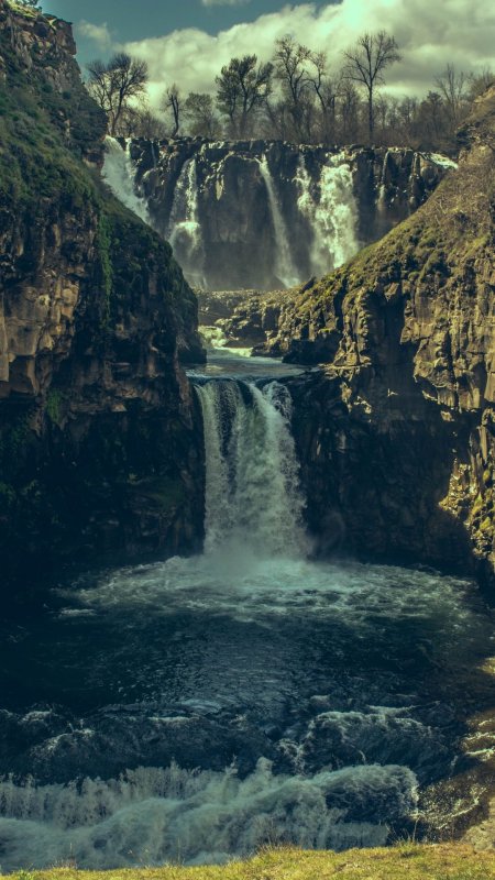 Водопад у озера