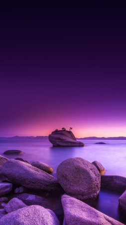 Красивое море и камни фиолетовые