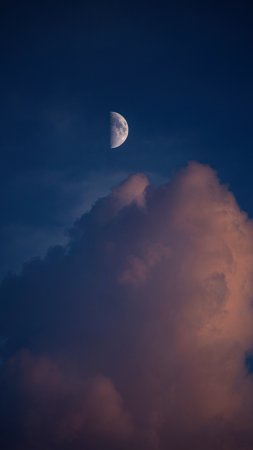 Луна выше облаков скачать фон 2160 x 3840