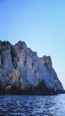 Скала у моря
