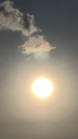 Солнце сквозь тучи скачать фон 720 x 1280