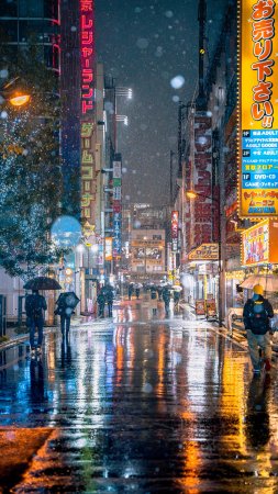 Tokyo in the rain скачать фон 2160 x 3840