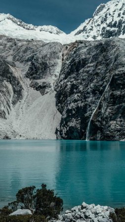 Glacial lake скачать фон 1424 x 2532