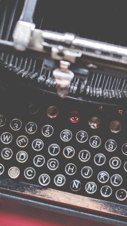 Typewriter letters скачать фон 1424 x 2532