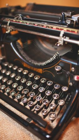 Old underwood typewriter скачать фон 1080 x 1920