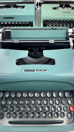 Olivetti lettera typewriter скачать фон 1080 x 1920