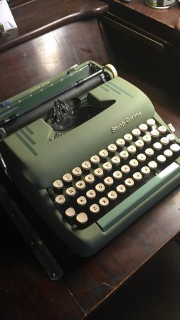 Smith corona typewriter silent super blue s скачать фон 1424 x 2532