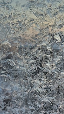 Зимние узоры на окне скачать фон 2160 x 3840