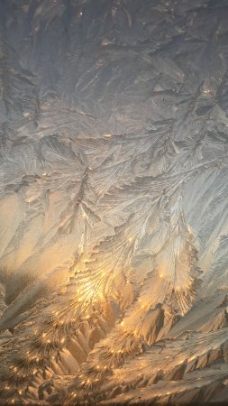 Мороз на окнах скачать фон 2160 x 3840