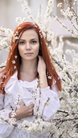 Красивая рыжая девушка