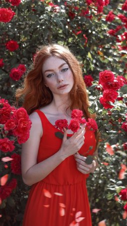 Женщина с розами
