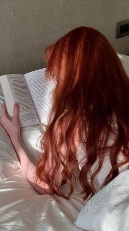 Девушка читает книги