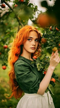 Рыжая девушка красивая