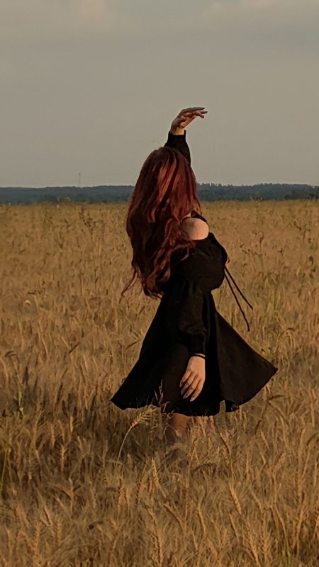 Девушка в поле