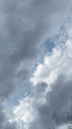 Небо в облаках скачать фон 1080 x 1920