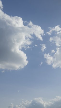 Небо с облаками скачать фон 1424 x 2532