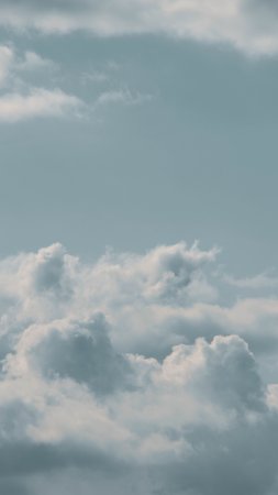 Серое небо с облаками скачать фон 2160 x 3840