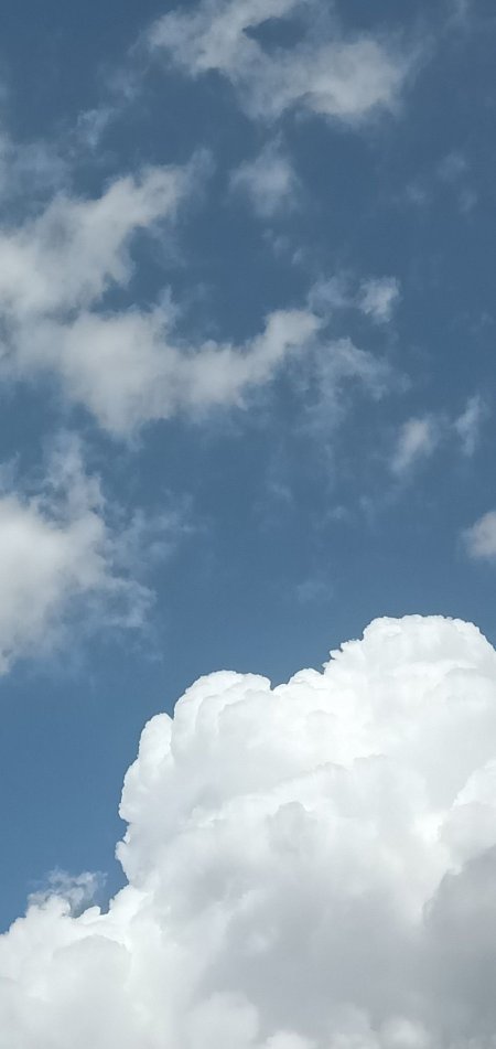 Облака голубое небо скачать фон 984 x 2080