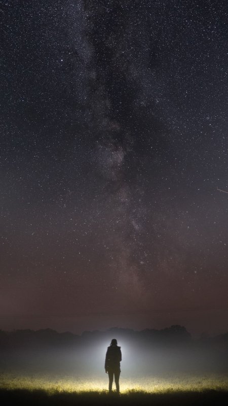 Силуэт темный одиночество ночь звездное небо обои скачать фон 1080 x 1920