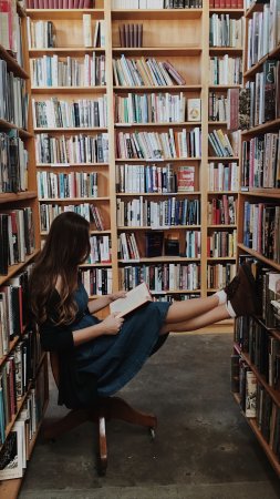Девушка с книгами