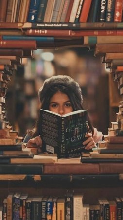 Девушка с книгами