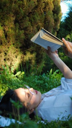 Девушка читает книги
