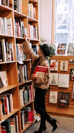 Девушка в книжном магазине