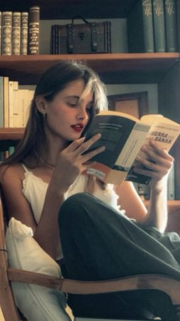 Девушка с книжкой