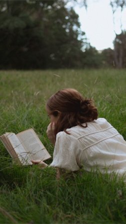 Девушка читает книги