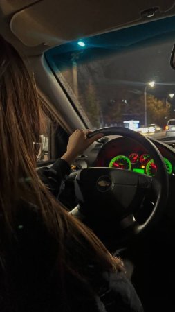 Девушка за рулем без лица