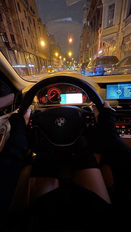 Девушки за рулем автомобиля