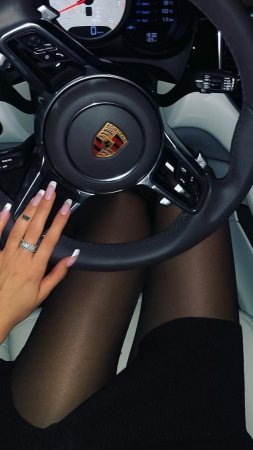 Девушка с автомобилем