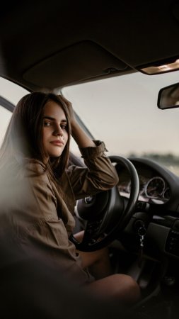 Фотосессия в машине для девушки