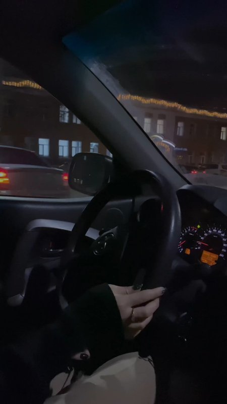 Девушка за рулем без лица